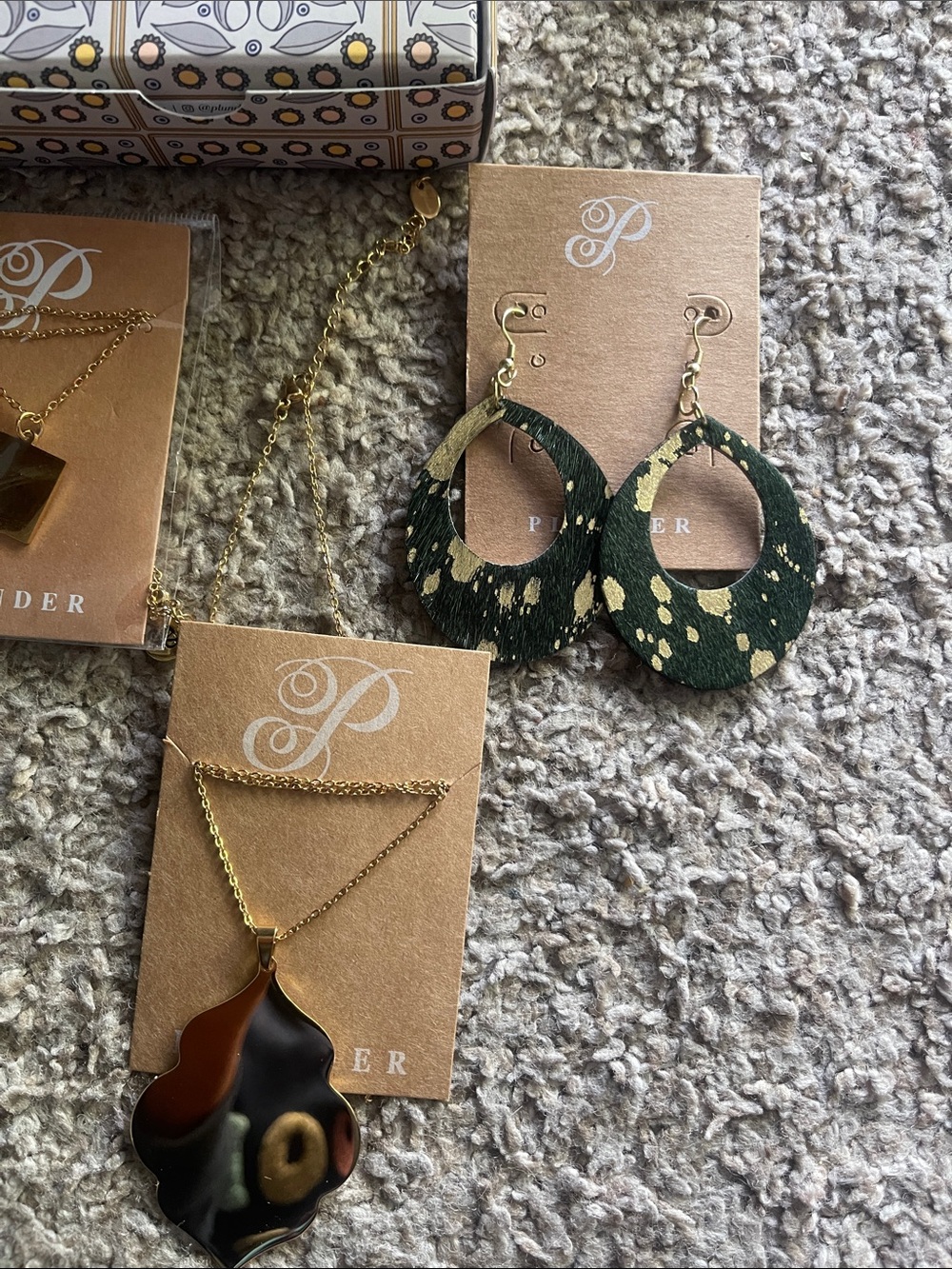 4pc. Plunder lot of jewlery - Picture 2 of 3